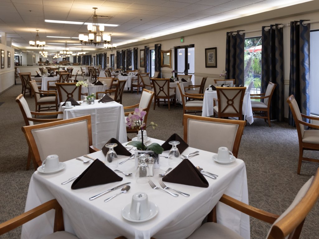Retirement Community in Pasadena Dining Area